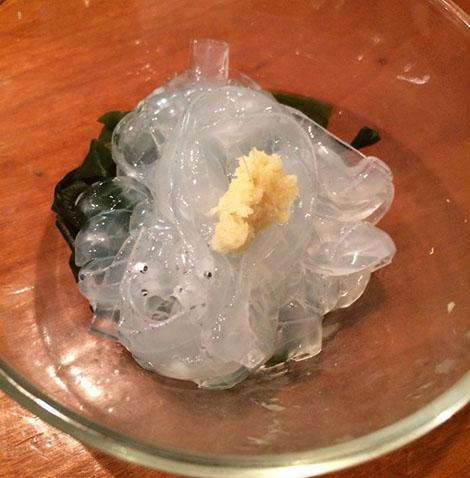 Cá chình con được coi là một loài có nguy cơ tuyệt chủng ở nhiều nơi trên thế giới. Do đó, giá của loại cá này đã tăng lên chóng mặt, khiến chúng trở thành một mặt hàng rất được ưa chuộng. Ảnh: Wiki.