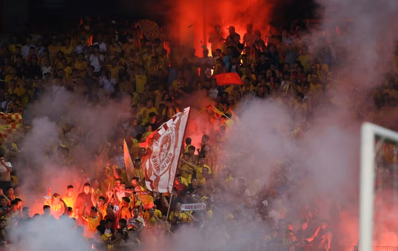 Trong trận đấu bù vòng 22 V.League 2019, Hà Nội FC đè bẹp Nam Định bằng tỷ số 6-1. Tuy nhiên, đó lại là một cơn ác mộng trên sân Hàng Đẫy. Cổ động viên đội khách đã gây rối bằng cách ném pháo sáng khiến một nữ khán giả nhập viện cấp cứu.