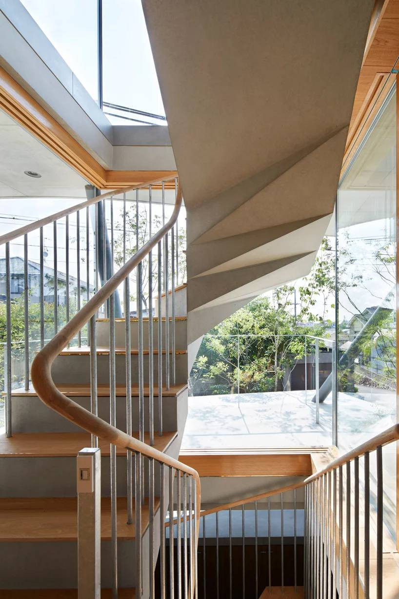 Cũng nhờ vách kính này mà gia chủ vẫn có thể ngắm nhìn khung cảnh xung quanh khi di chuyển giữa các tầng.