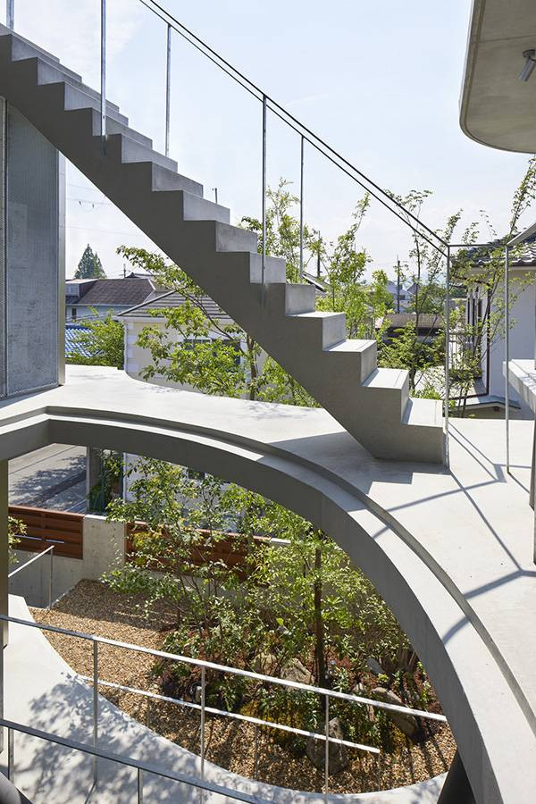 Trong nhà còn có một góc nhìn thơ mộng xuống khoảng tiểu cảnh đá ở tầng trệt từ cầu thang tầng 2.