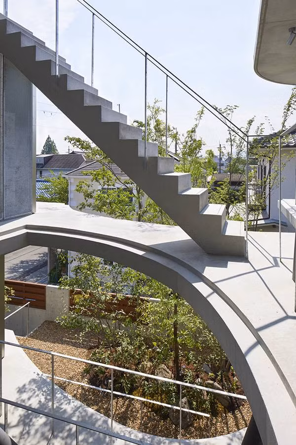 Trong nhà còn có một góc nhìn thơ mộng xuống khoảng tiểu cảnh đá ở tầng trệt từ cầu thang tầng 2.