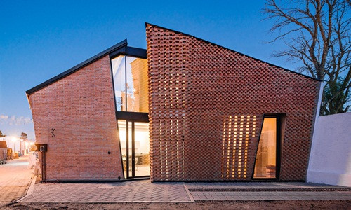 Hinh dang ky di cua ngoi nha co tuong gach do 3D