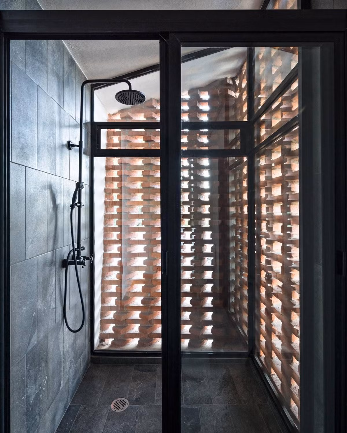 Thông qua những khoảng hở trên tường mà ánh nắng hắt vào bên trong phòng tắm. Nguồn ảnh: Patrick Lopez, Roberto Martínez.