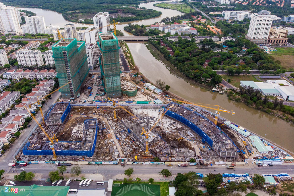 Ra mắt thị trường lần đầu tiên vào đầu năm 2017, Phú Mỹ Hưng Midtown là khu phức hợp do Công ty Phú Mỹ Hưng liên doanh với các nhà đầu tư Nhật Bản phát triển. Phía bắc Midtown giáp sông Cả Cấm, phía đông giáp đường Tân Phú, phía tây giáp đường Nguyễn Lương Bằng.