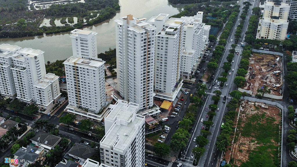 Dù có nhiều nhà chung cư cao tầng nhưng đến nay, giao thông trong khu đô thị Phú Mỹ Hưng vẫn khá thông thoáng và sạch đẹp dù dân số trên 30.000 người.