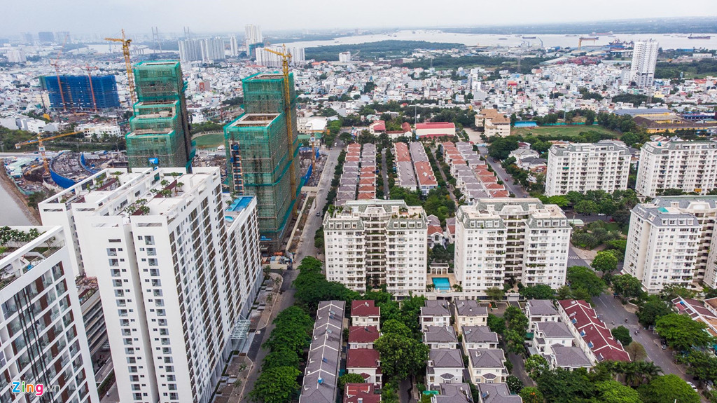 Ở phía nam, khu phức hợp tiếp giáp với khu biệt thự và các tòa nhà của khu đô thị Phú Mỹ Hưng đã xây dựng từ trước đó.