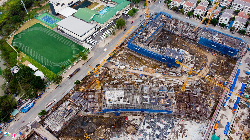 Cư dân tại khu phức hợp này vừa được hưởng những tiện ích nội khu sẵn có của khu đô thị Phú Mỹ Hưng như giao thông, trung tâm thương mại, trung tâm tài chính, trường học... Dự án này còn sở hữu những điểm mới "có một không hai" theo lời quảng cáo của chủ đầu tư như thác nước cao 4 tầng, công viên hoa Sakura.