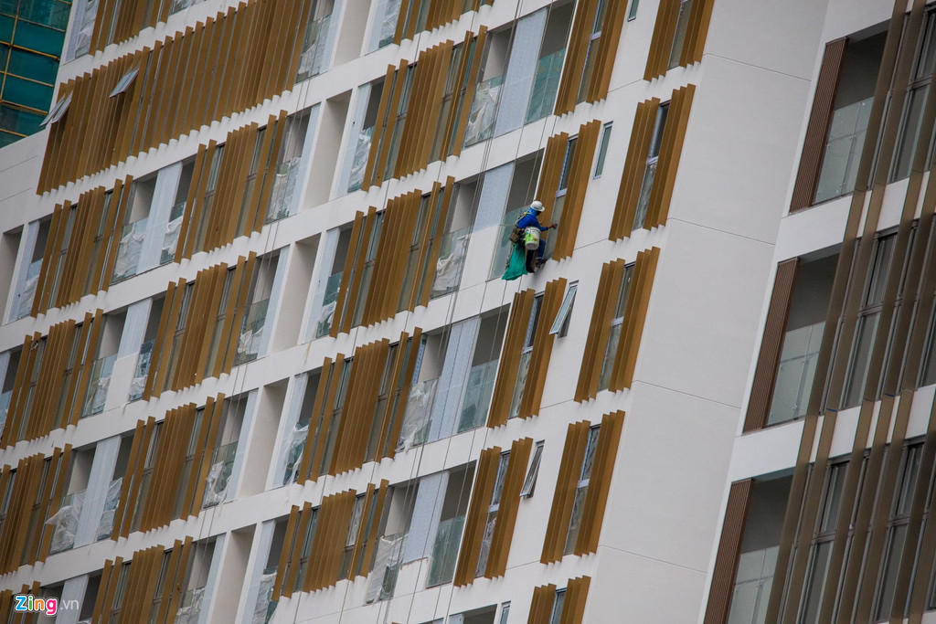 Chi số tiền từ 5-6 tỷ đồng để được sở hữu một căn hộ 80 m2, người dân hy vọng sẽ có một cuộc sống đắng cấp, đạt chuẩn quốc tế. Tuy nhiên, nếu cuộc sống chỉ bó gọn trong Phú Mỹ Hưng là chuyện khác. Khi bước ra khỏi khu vực này thì giao thông vẫn là nỗi lo ngại lớn.