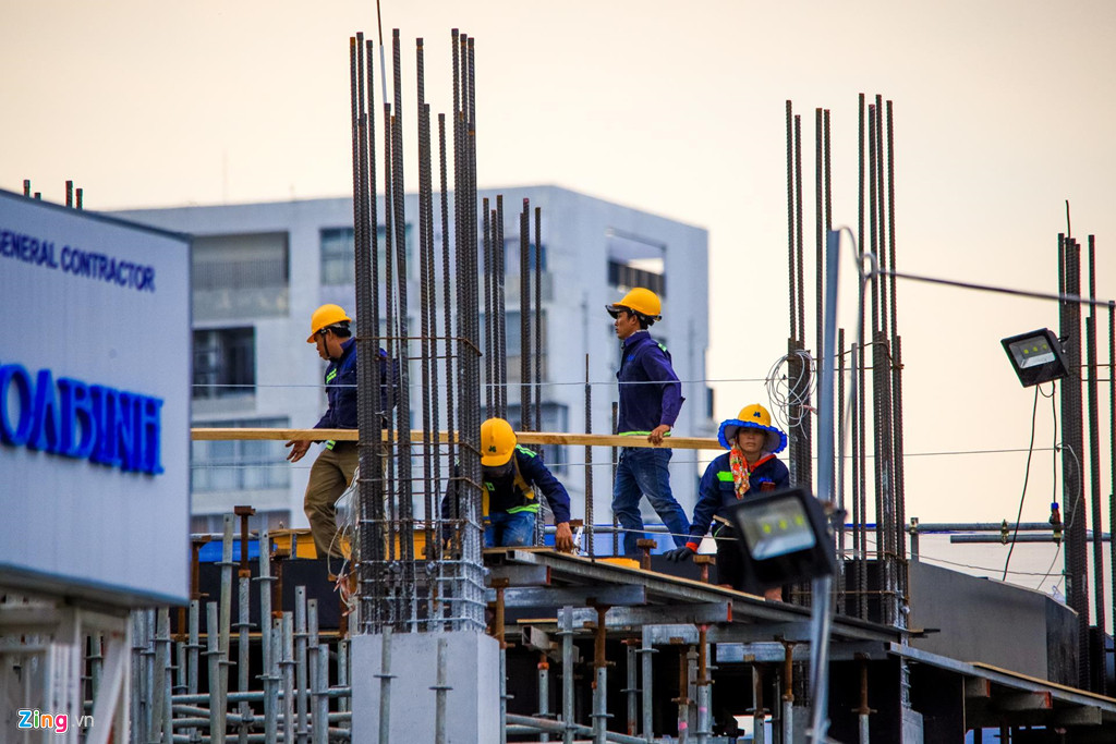 Những công nhân tất bật làm việc trên công trình chung cư hạng sang của Phú Mỹ Hưng.