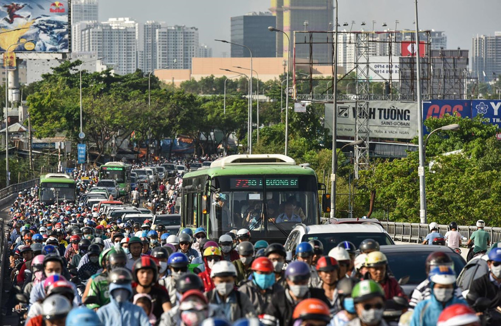 Đoạn đường qua cầu Kênh Tẻ chỉ dài 700 m nhưng cư dân phải mất tới 20-30 phút di chuyển, ngày cao điểm có khi lên tới cả tiếng đồng hồ. Đó là nỗi ám ảnh lớn nhất của cư dân quận 7 mỗi ngày đi làm khi vượt qua cầu Kênh Tẻ.