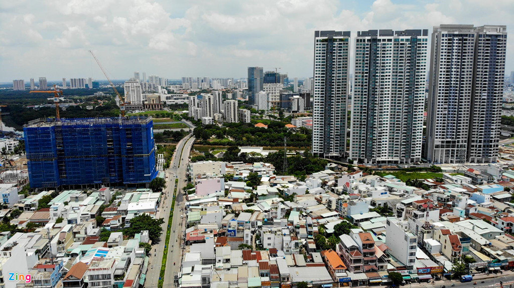 Hai dự án này cũng nằm trên đường dẫn ra Huỳnh Tấn Phát, con đường ngắn nhất để đi đến trung tâm. Người dân mua nhà tại đây cũng sẽ buộc phải sống chung với kẹt xe hàng ngày nếu di chuyển ra khu vực trung tâm thành phố.