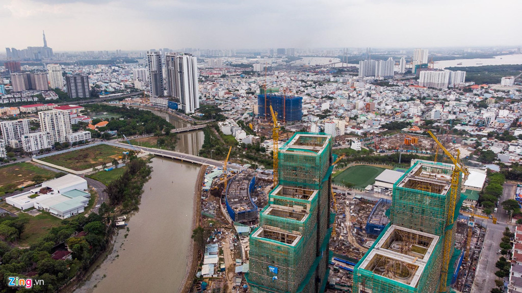 Trong khi đó, nằm cách dự án Midtown khoảng 1 km về phía cầu Phú Thuận, dự án Sunshine City có giá từ 50 triệu/m2, Riveria Point từ 47 - 50 triệu/m2. So về vị trí đi đến trung tâm thì các dự án này không có quá nhiều khác biệt.