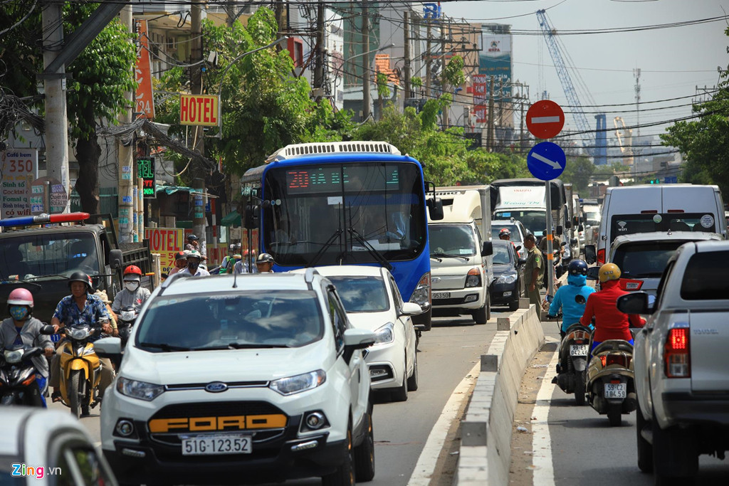 Phía đường Huỳnh Tấn Phát cũng luôn đông đúc các phương tiện tham gia giao thông, chỉ cần một va chạm nhỏ cũng khiến cả con đường ùn ứ. Qua khỏi con đường này, đường Nguyễn Tất Thành cũng luôn trong tình trạng ùn tắc hàng ngày.