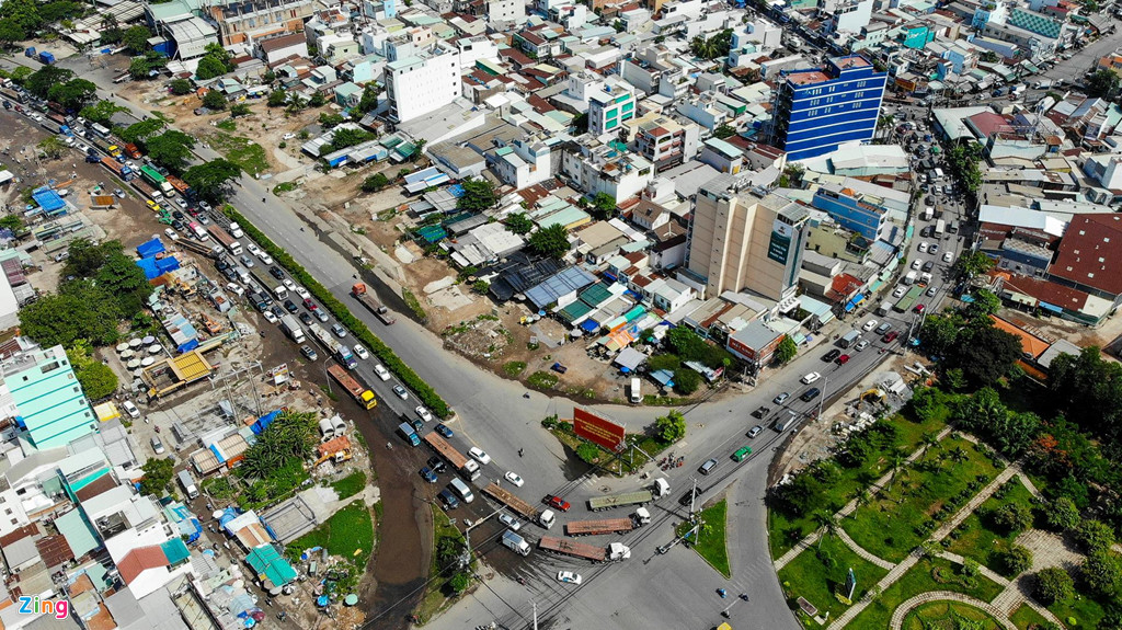 Quãng đường qua cầu Tân Thuận chỉ kéo dài 7 km nhưng người tham gia giao thông có thể sẽ phải đi mất cả tiếng đồng hồ khi đoạn giao nhau giữa Nguyễn Văn Linh và Huỳnh Tấn Phát luôn trong tình trạng dày đặc xe cộ, đặc biệt là xe tải cỡ lớn thường xuyên lưu thông.
