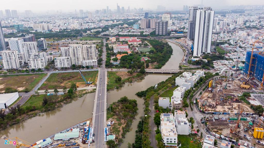 Tuy nhiên, để vào trung tâm thành phố, cư dân Phú Mỹ Hưng chỉ có 2 lựa chọn. Đó là đi đường Nguyễn Văn Linh, qua Huỳnh Tấn Phát đến cầu Tân Thuận, đi tiếp qua đường Nguyễn Tất Thành (quận 4) để đến quận 1. Thứ hai là đi đường Nguyễn Văn Linh, rẽ ra Nguyễn Hữu Thọ, qua cầu Kênh Tẻ để đến quận 4 rồi quận 1.