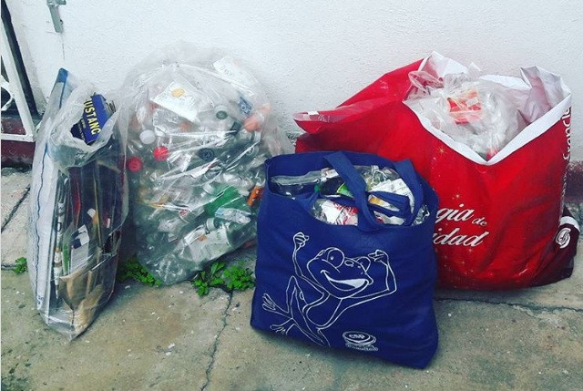 Mỗi lần họp chợ, hàng nghìn người dân trong thành phố đều mang rác thải có thể tái chế như chai lọ, đồ nhựa, thùng cũ đến khu chợ để đổi lấy thực phẩm tươi sống.