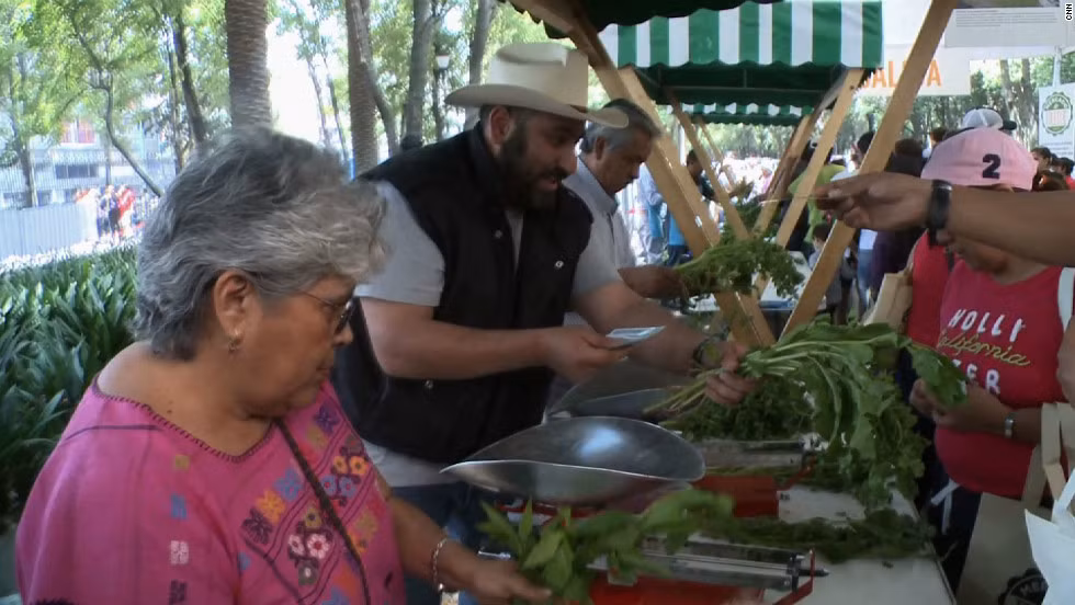Các phiếu điểm xanh dùng để đổi lấy thực phẩm bày bán tại phiên chợ.
