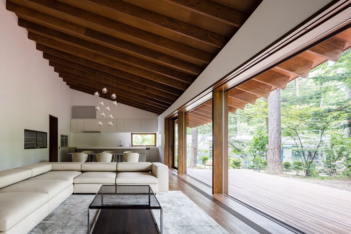 Không gian sinh hoạt chung bao gồm phòng khách, bếp ăn có tầm nhìn thoáng rộng ra khu rừng.