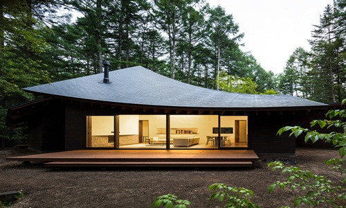 Nằm trong một khu rừng ở Karuizawa (quận Nagano, Nhật Bản), biệt thự có thiết kế tựa những chiếc lá rơi là nơi nghỉ dưỡng cho chủ nhà và bạn bè mỗi dịp cuối tuần.