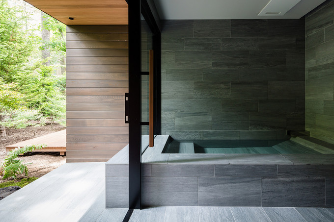 Phòng tắm được xoay về hướng Tây, nơi có rừng cây rậm rạp đảm bảo yếu tố riêng tư.