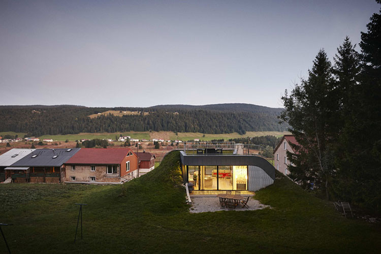 Khu vực sân thượng là nơi ngắm nhìn toàn bộ không gian đồi núi.