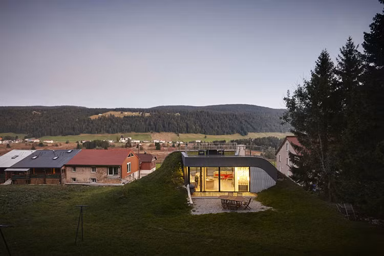 Khu vực sân thượng là nơi ngắm nhìn toàn bộ không gian đồi núi.