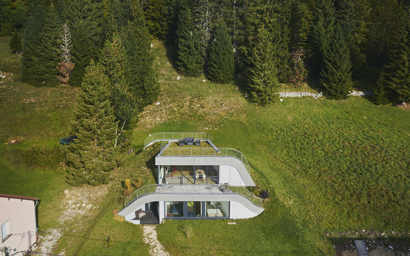 Nằm trên sườn đồi ở làng Bois D'amont (Pháp), ngôi nhà tiếp giáp với một khu rừng, có view nhìn ra cảnh quan thiên nhiên thoáng đãng bên ngoài.