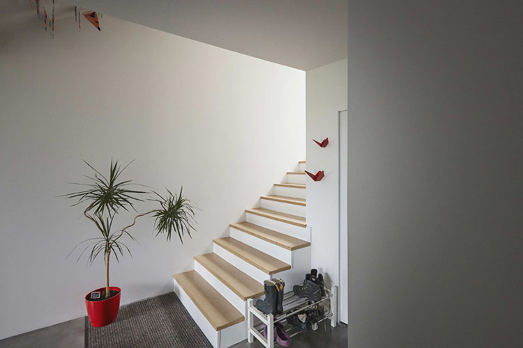 Cầu thang dẫn lên sân thượng.