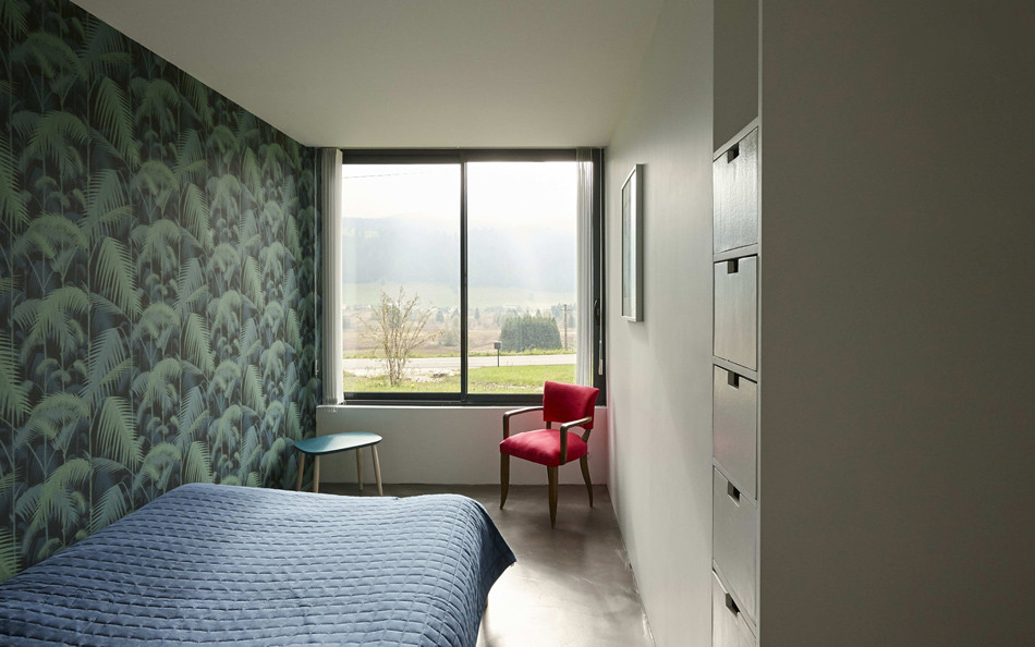 Phòng ngủ cũng có cửa sổ lớn ngắm cảnh thiên nhiên. Nguồn ảnh: Designboom.