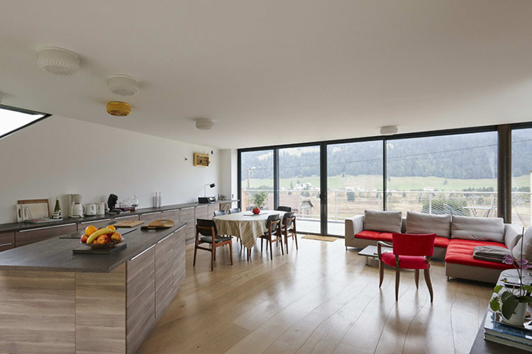 Không gian sinh hoạt chung thoáng sáng nhờ vào vô số các cửa sổ cao từ sàn đến trần nhà.