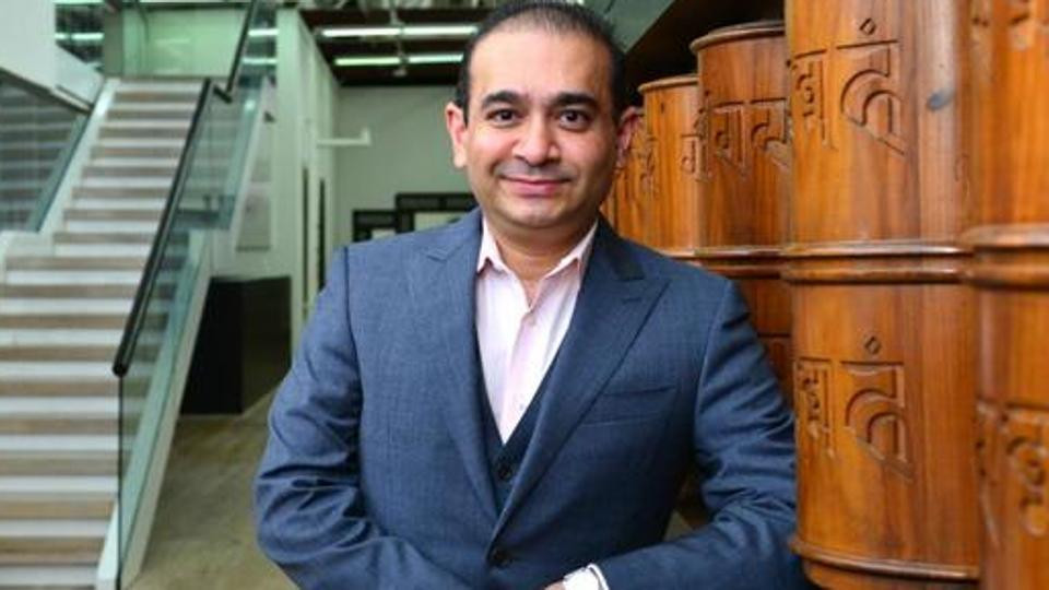 Trước đó, gia đình tỷ phú Nirav Modi đã có nhiều thế hệ kinh doanh kim cương. Trong đó, chú của Modi là M.Choksi, người đứng đầu Tập đoàn Gitanjali Group, sở hữu tới 4.000 cửa hàng bán đồ trang sức trên khắp Ấn Độ. Ảnh: Hindustan Times.