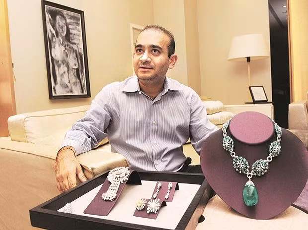 Ông cũng là doanh nhân đầu tiên về lĩnh vực trang sức của Ấn Độ xuất hiện trên trang bìa tạp chí của hãng đấu giá nổi tiếng ở Mỹ Southeby's. Ảnh: Business Standard.