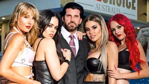 Ông thường xuyên đăng những ảnh chụp lối sống xa hoa, gồm các bữa tiệc thác loạn tại nhà với nhiều cặp chân dài khỏa thân và cả bộ sưu tập ô tô khổng lồ.