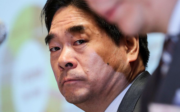 Trước đó, Vương Chấn Hoa bị cảnh sát quận Phổ Đà bắt giữ từ ngày 1/7 vì dâm ô một bé gái 9 tuổi. Vụ ấu dâm xảy ra vào chiều 29/6 tại một khách sạn 5 sao trên đường Đại Độ Hà.