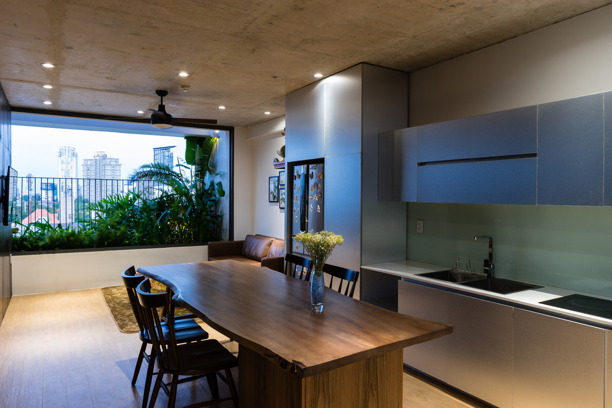  Phòng khách thông với phòng bếp tạo không gian thoáng mở.