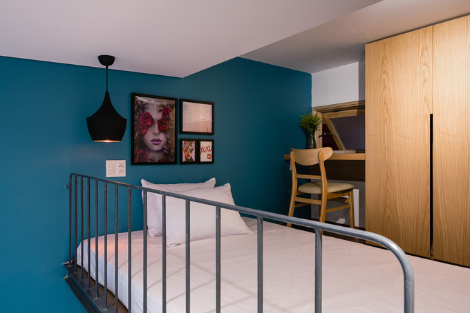 Phòng ngủ kết hợp góc làm việc thiết kế trên gác lửng.