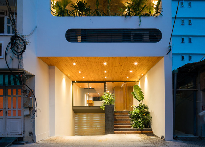 Tầng hầm là khu vực để xe và kỹ thuật. Tầng trệt bố trí sảnh kết hợp dịch vụ tiện ích của tòa nhà.