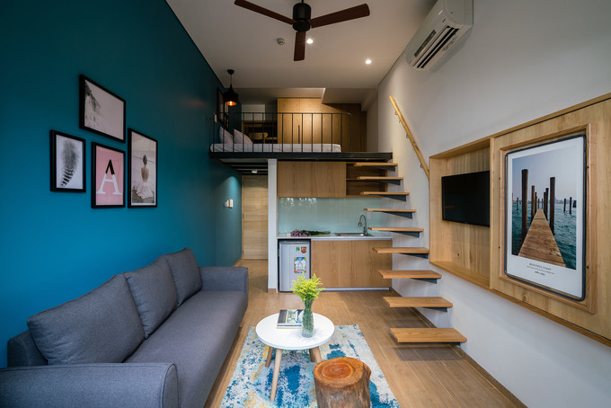 Các tầng ở giữa là căn hộ cho thuê bao gồm gác lửng với khu vệ sinh, bếp phía trước, phòng khách nhỏ gọn bên dưới...