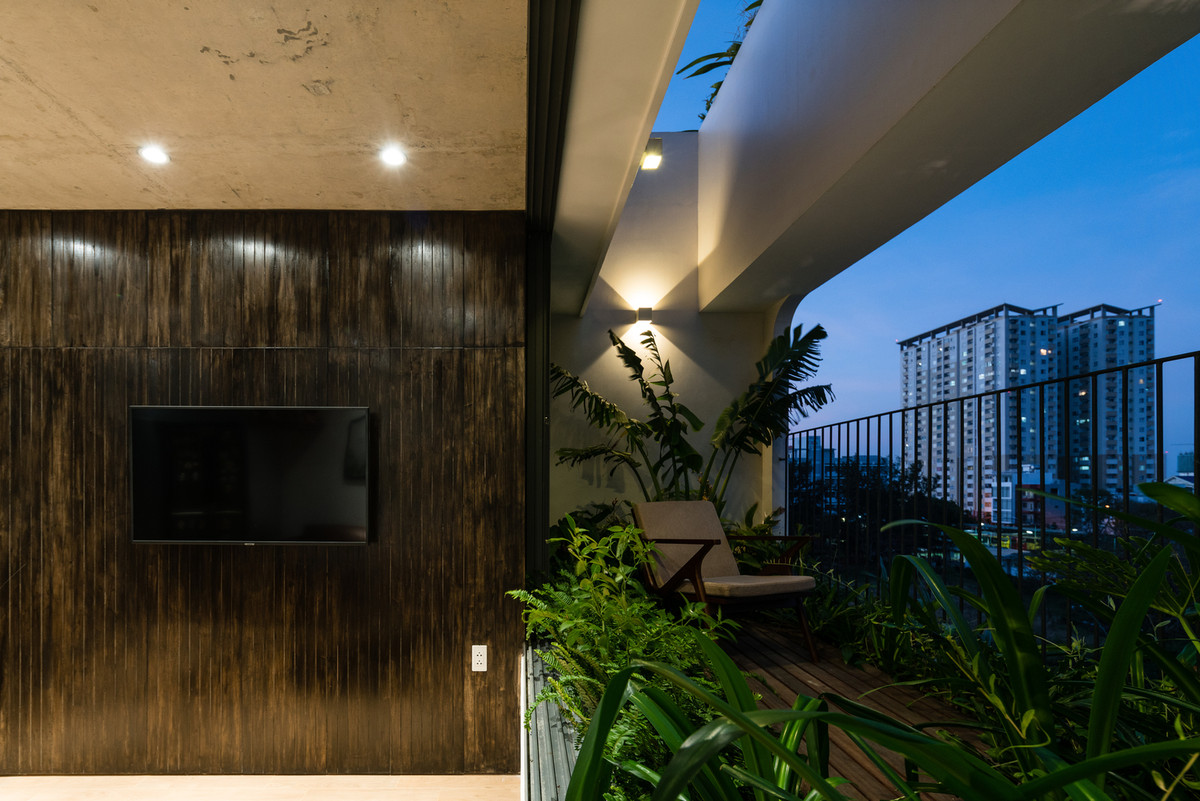 Trong đó, hai tầng trên là penhouse để gia đình ở, các tầng dưới là 12 căn hộ để cho thuê.