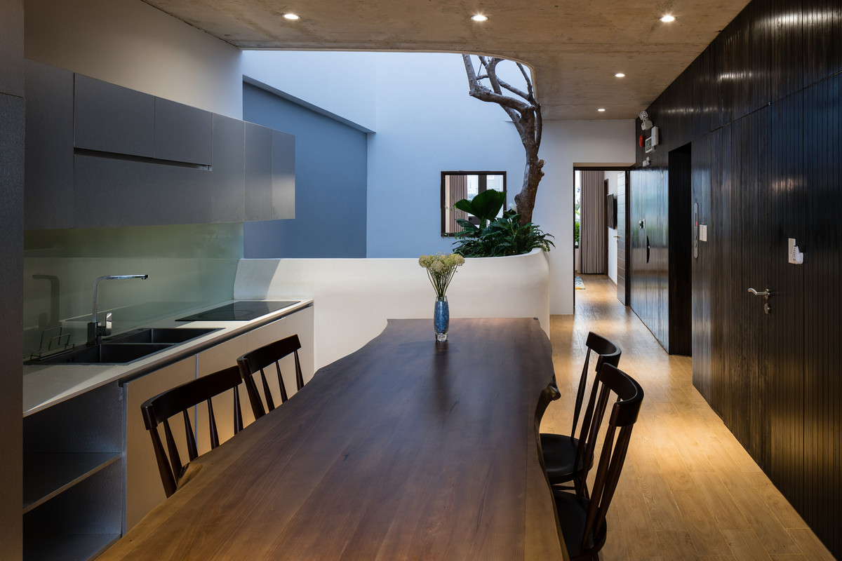 Từ bàn ăn có thể nhìn ra khu vực giếng trời thoáng sáng.