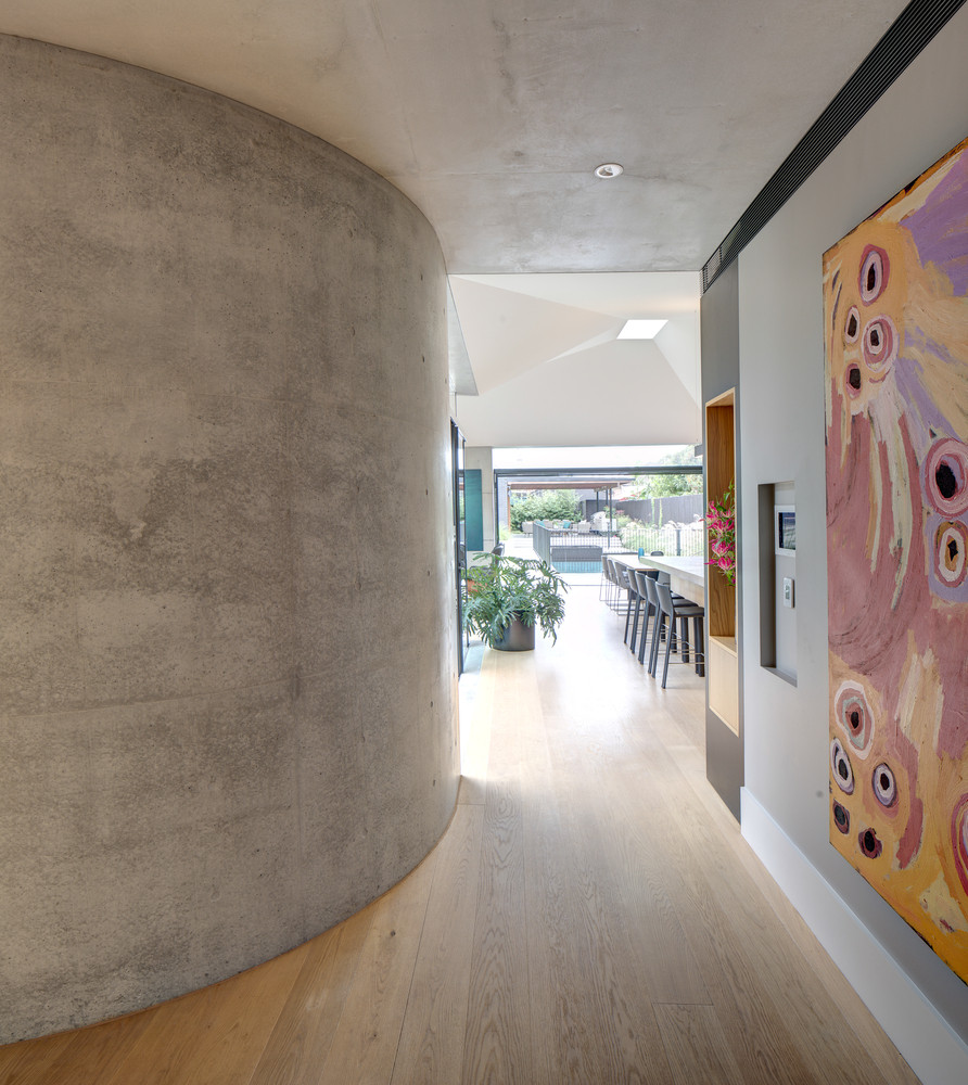 Bức tường cong tinh tế là một điểm nhấn độc đáo của ngôi nhà.