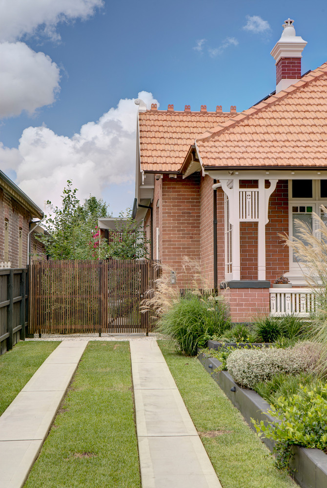 Căn nhà có kết cấu 3 phần. Từ cổng chính đi vào, phần không gian riêng tư nằm ở ngoài cùng, sau đó đến khu bếp và phòng khách, sau cùng là bể bơi và khu vực nghỉ ngơi thư giãn.