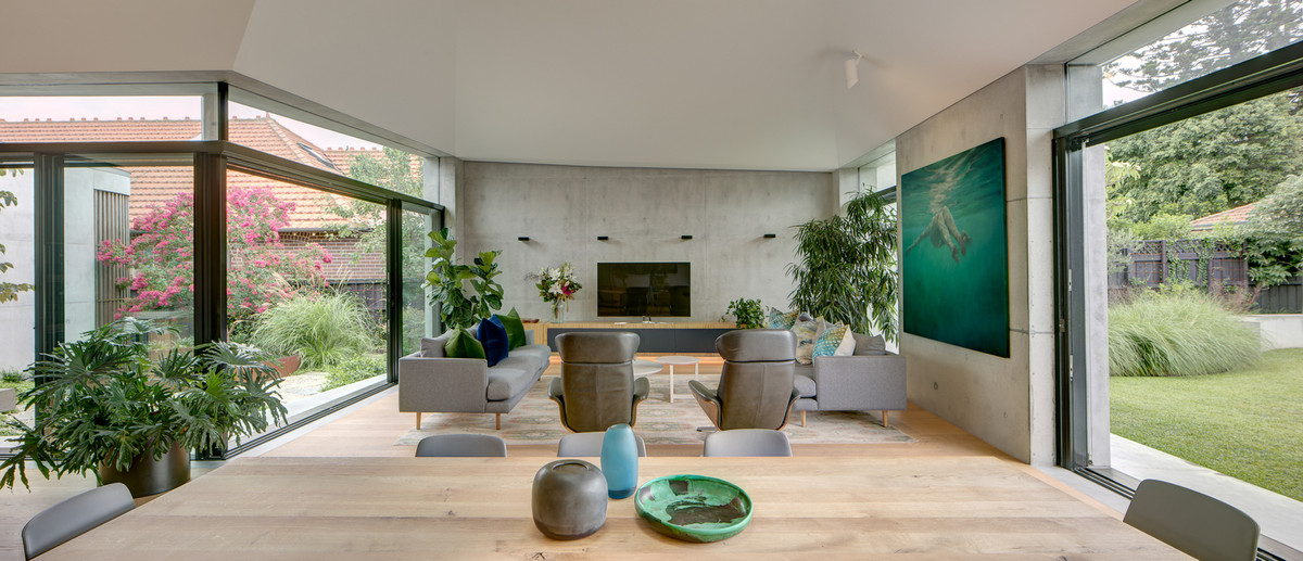 Phòng khách sáng sủa với các bức tường kính trong suốt.