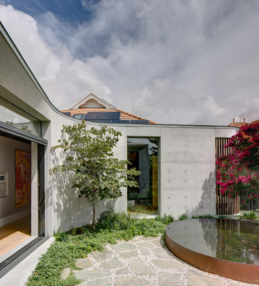 Trong sân vườn có một bể nước nhỏ.