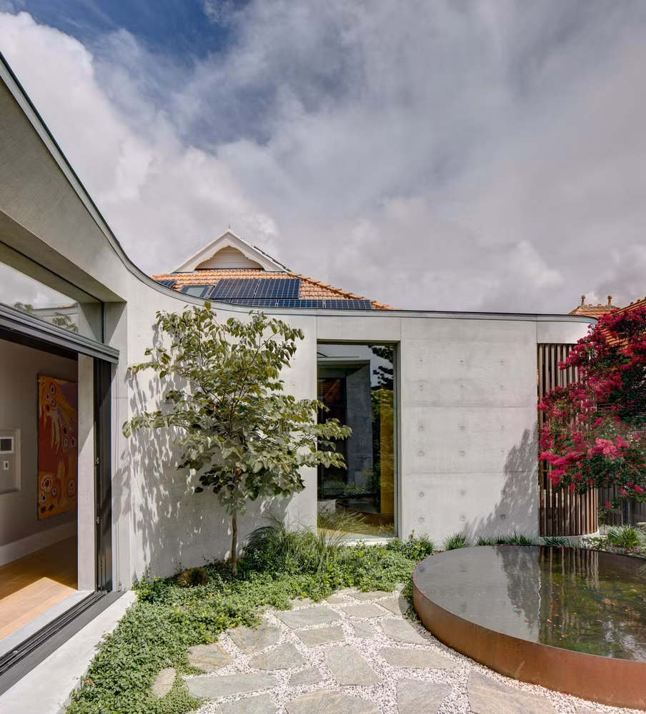 Trong sân vườn có một bể nước nhỏ.