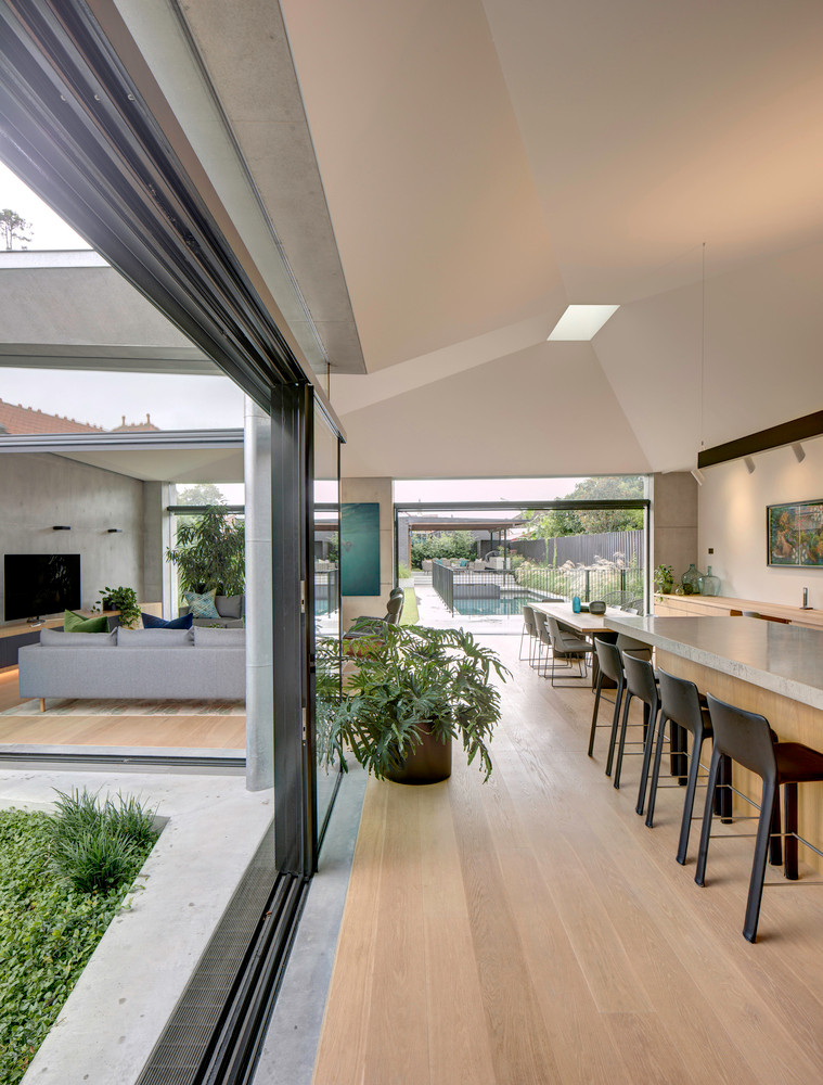 Nhìn thẳng từ khu bếp là bể bơi lớn ngoài trời.