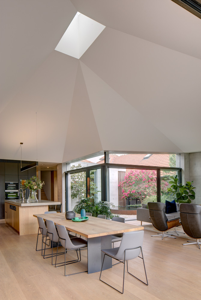 Cạnh đó là nhà bếp và bàn ăn.