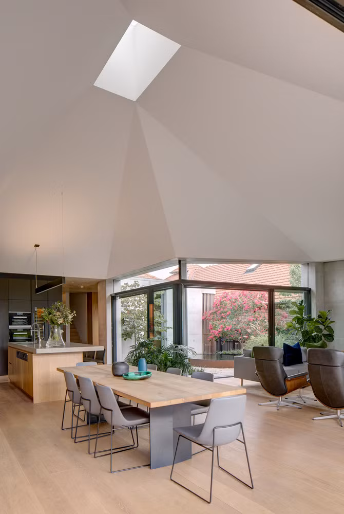 Cạnh đó là nhà bếp và bàn ăn.