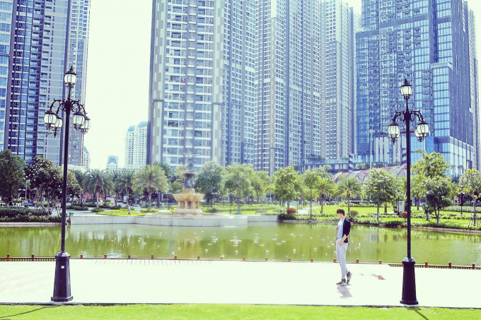 Ngoài sự nghiệp ca hát, Nathan Lee còn có thú vui kinh doanh khách sạn và bất động sản.