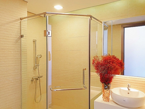 Phòng tắm chính rộng rãi.